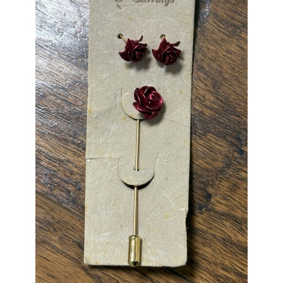 Vintage Red Rose Stick Pin Brooch And Rose Earring Studs New On Card - Picture 1 of 5